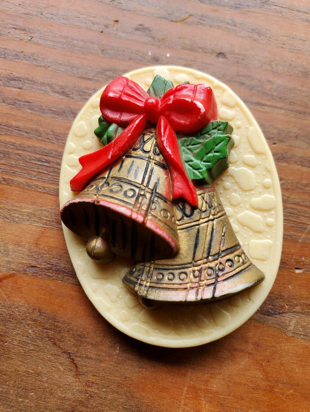 Vtg Molded Plastic Christmas Bells Bow Brooch Pin Made In Hong Kong Retro Kitsch